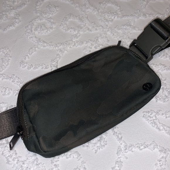 lululemon athletica Handbags - 🍋 LULULEMON CAMOUFLAGE EVERYWHERE BELT